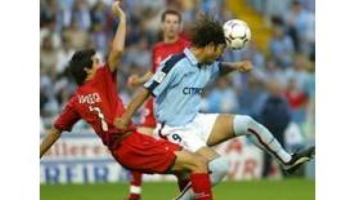 El jugador egipcio del Celta, Mido, pugna por un balón con el donostiarra Jauregui