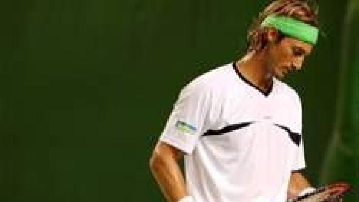 Ferrero mira desolado su raqueta después de perder un punto importante ayer ante el alemán Kiefer