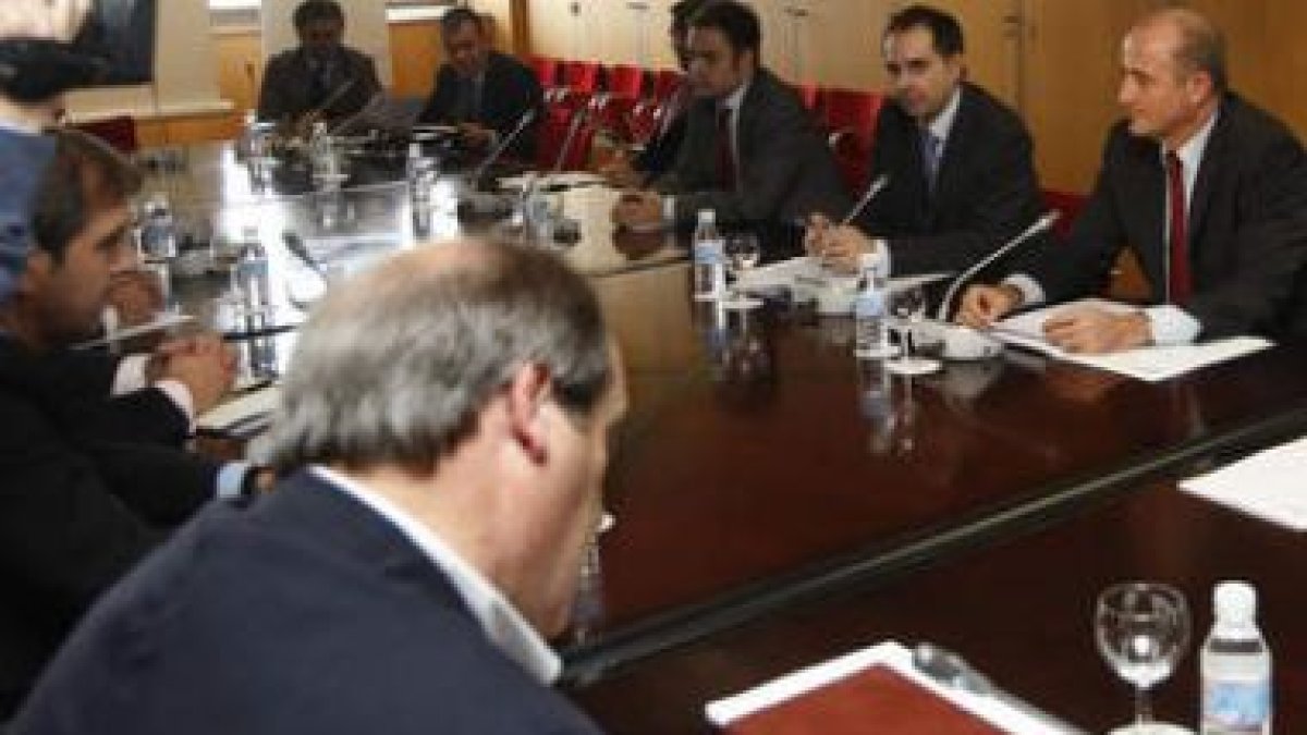El ministro de Industria, en una foto de archivo, con la Comisión del Carbón.