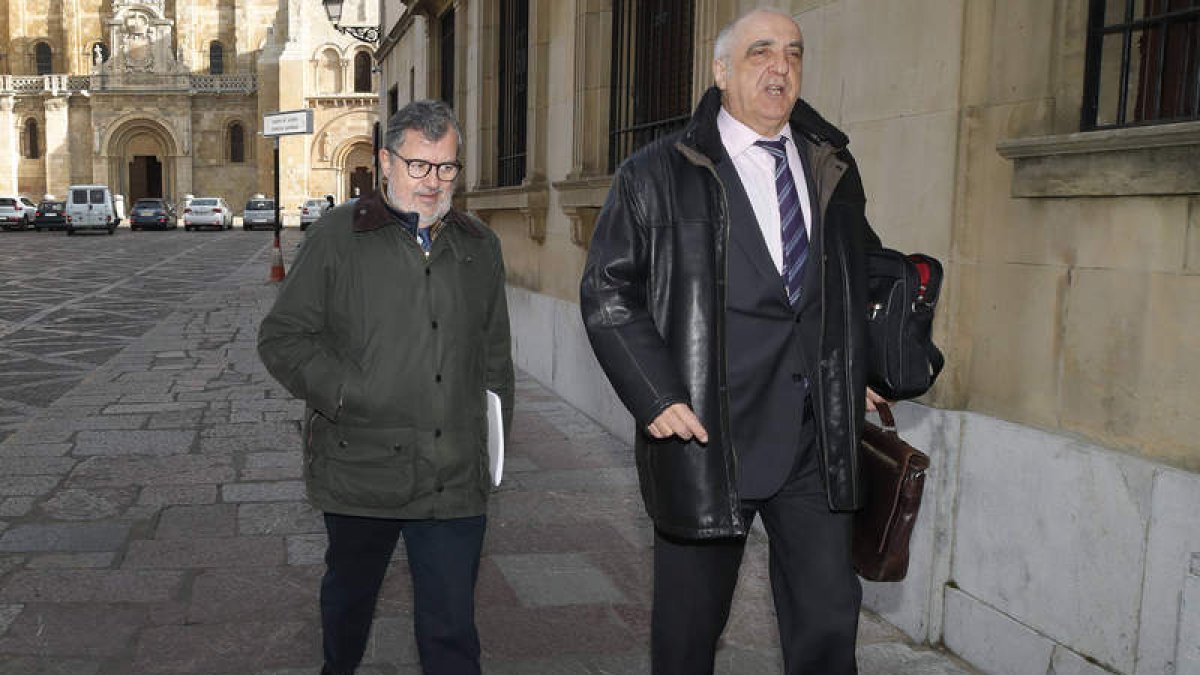 El empresario minero, Victorino Alonso, a la derecha, junto a su abogado, César Garnelo. RAMIRO