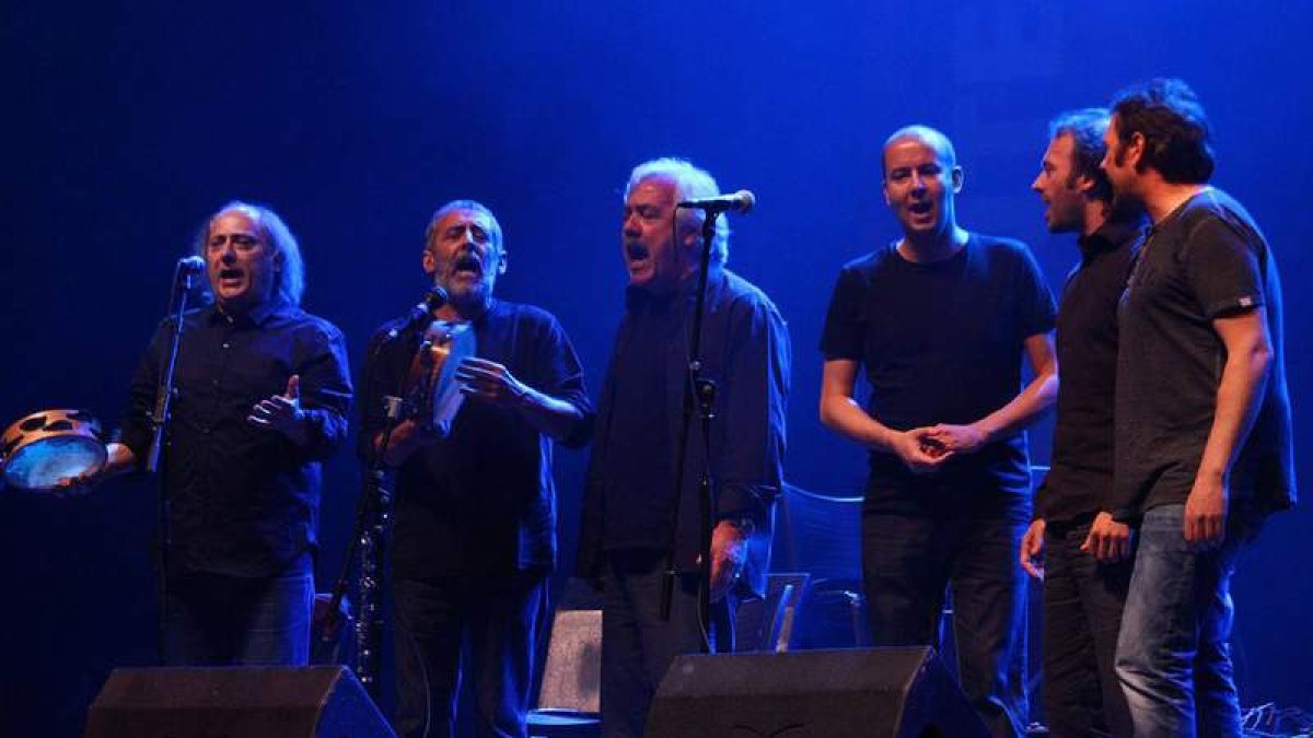 Los miembros de Milladoiro, que hoy ofrecerán un concierto frente a la ‘Pulchra’. DL