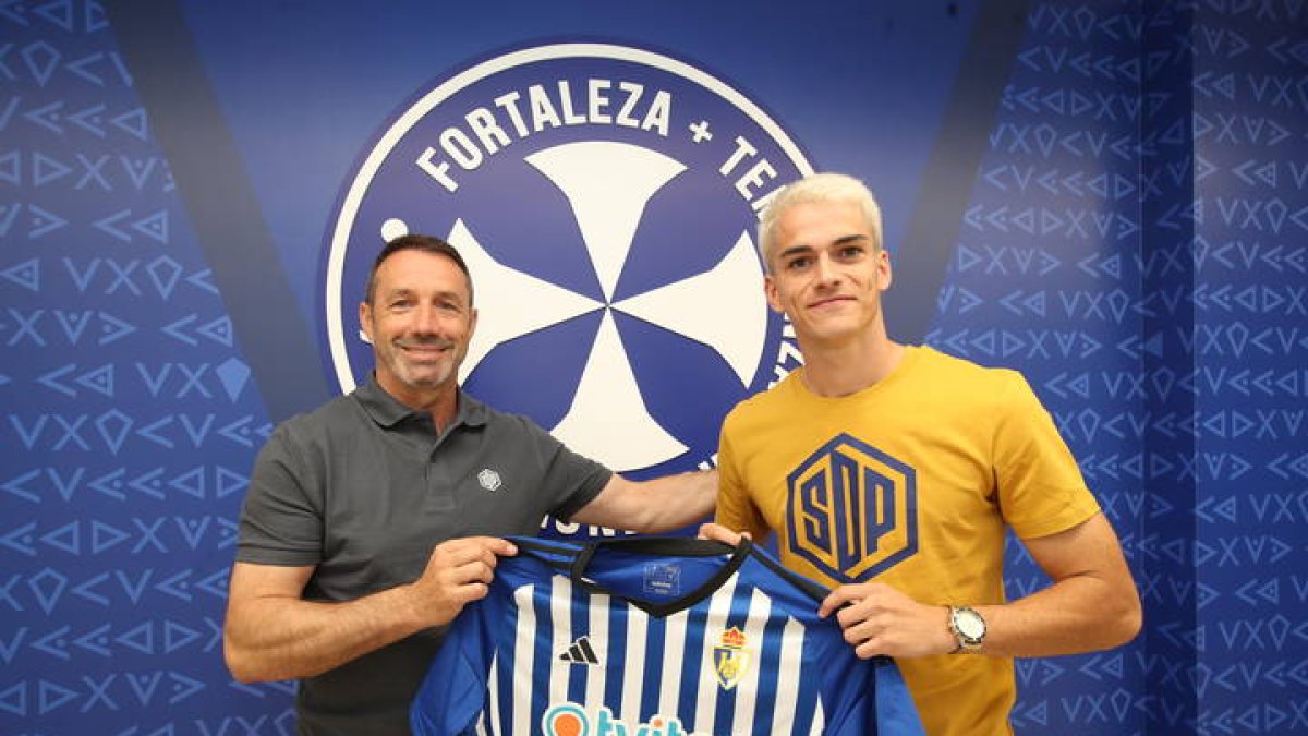 Sietes presentó como nuevo jugador de la SD Ponferradina a Nil Jiménez. L. DE LA MATA