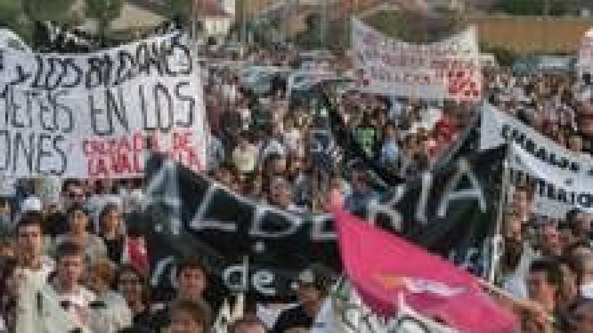 Los manifestantes leoneses portaron pancartas, como la de la izquierda, y banderas