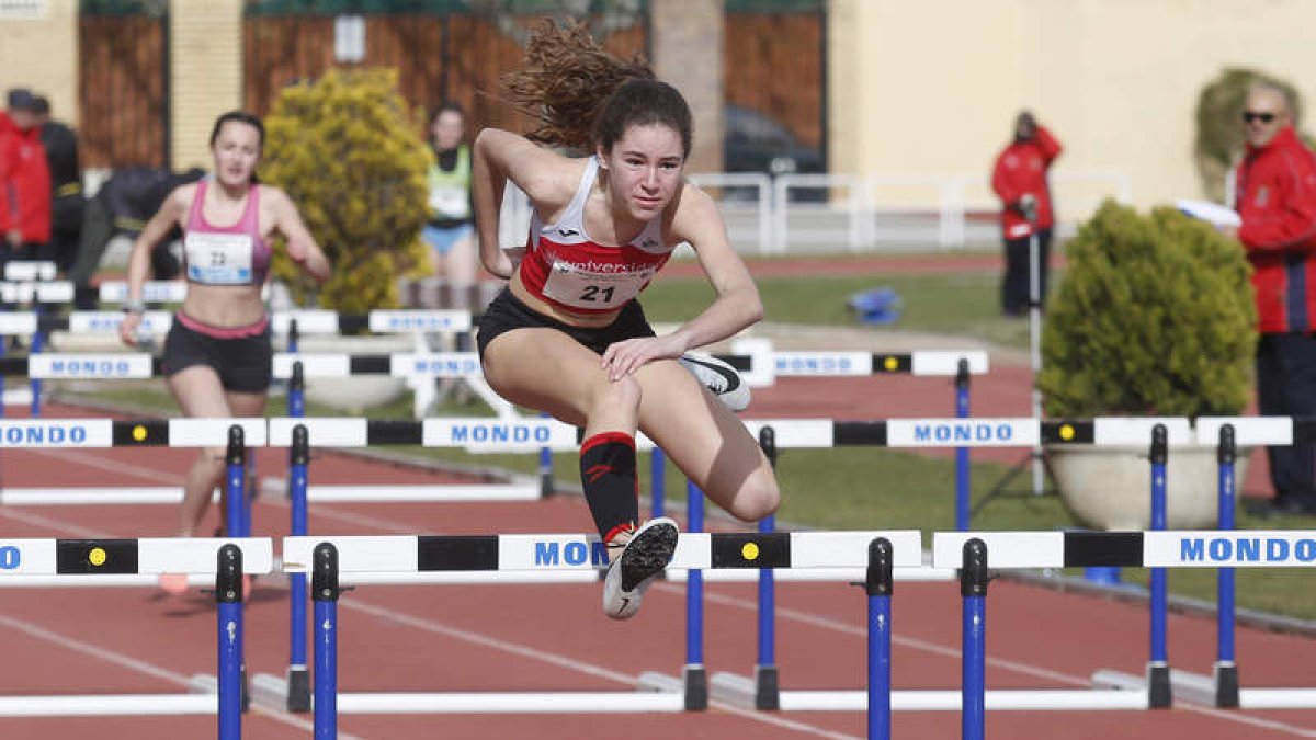 Las pruebas de vallas otorgaron varias medallas al ULE Sprint. FERNANDO OTERO