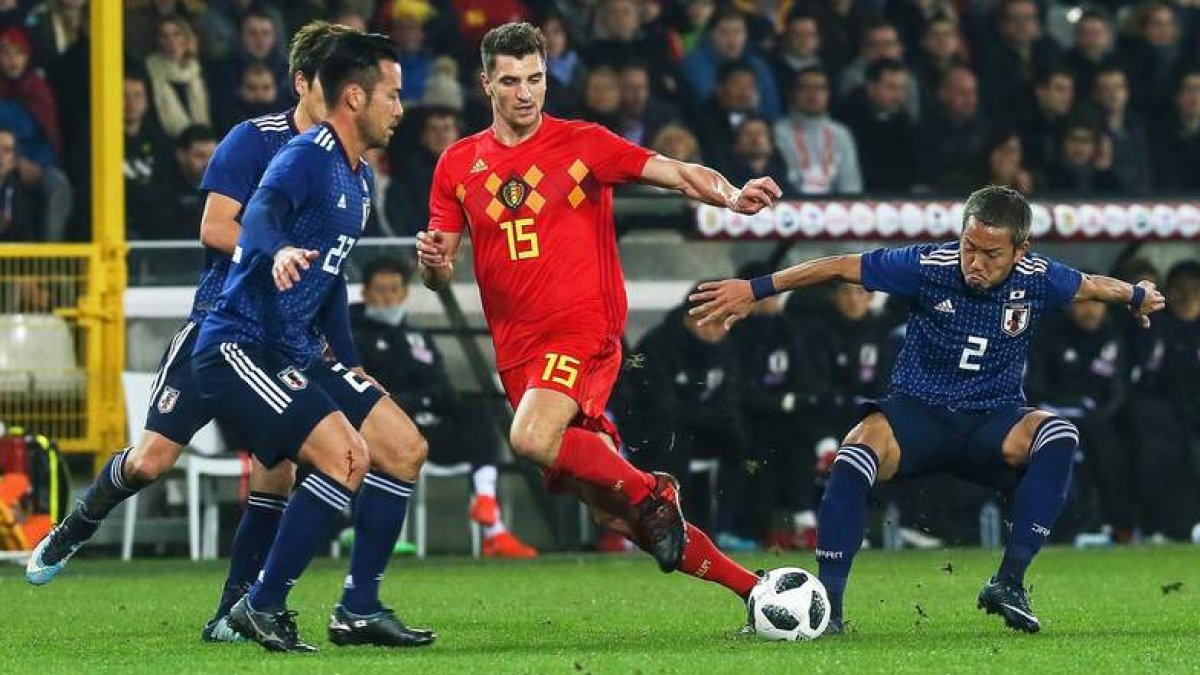 Yosuke Ideguchi, derecha, con Japón en el partido amistoso internacional entre Bélgica y Japón. DECOCQ