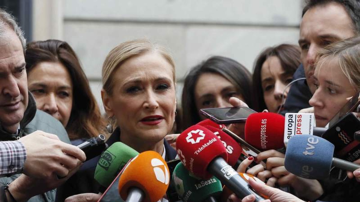 La presidenta de la Comunidad de Madrid, Cristina Cifuentes, atiende a los periodistas. F. ALVARADO