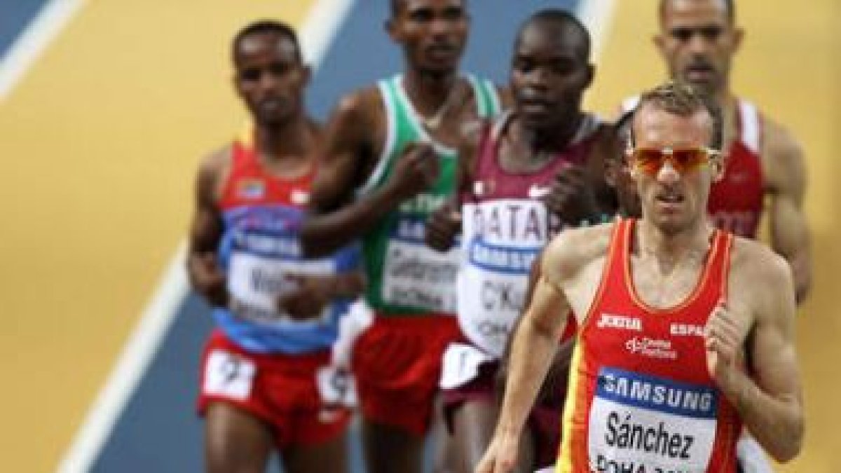Sergio Sánchez comandando la carrera por delante del catarí C-™Kerui, el etíope Gebremeskel, el marr