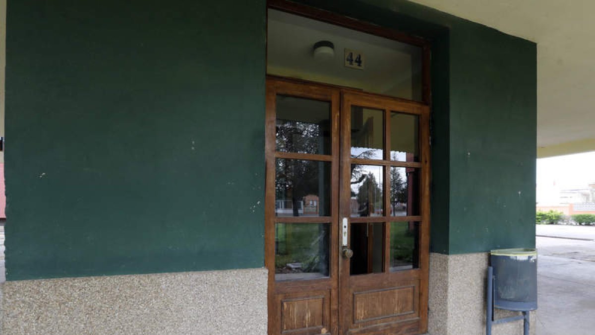 La puerta muestra los efectos de la actuación del sospechoso. MARCIANO PÉREZ