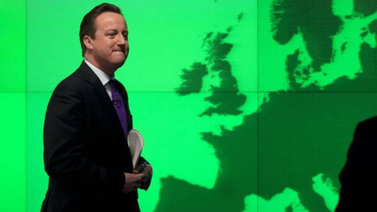 David Cameron pasa junto a un mapa de Europa tras finalizar su discurso, este miércoles en Londres.