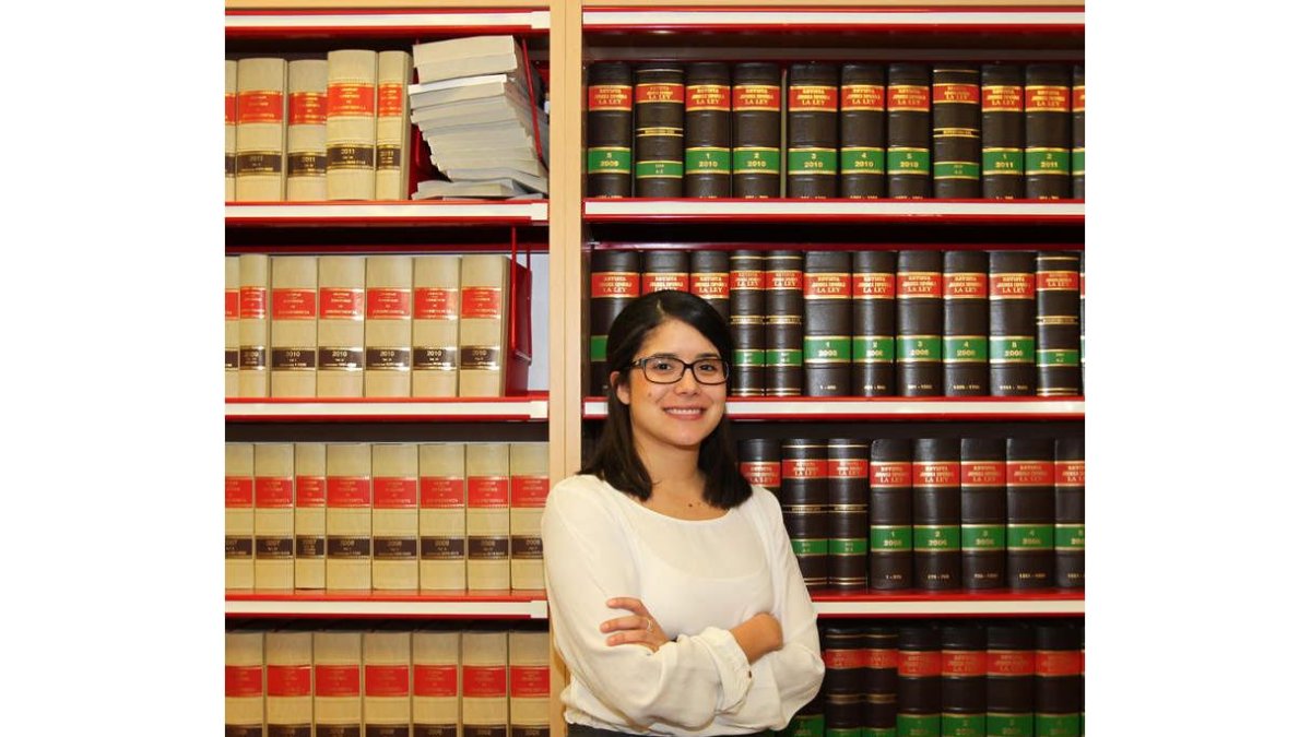 Natalia Torres realiza su investigación en la Facultad de Derecho de la ULE.