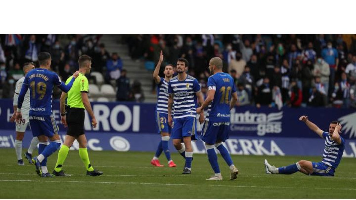 Un momento del partido disputado esta tarde entre la Deportiva y el Eibar. L. DE LA MATA