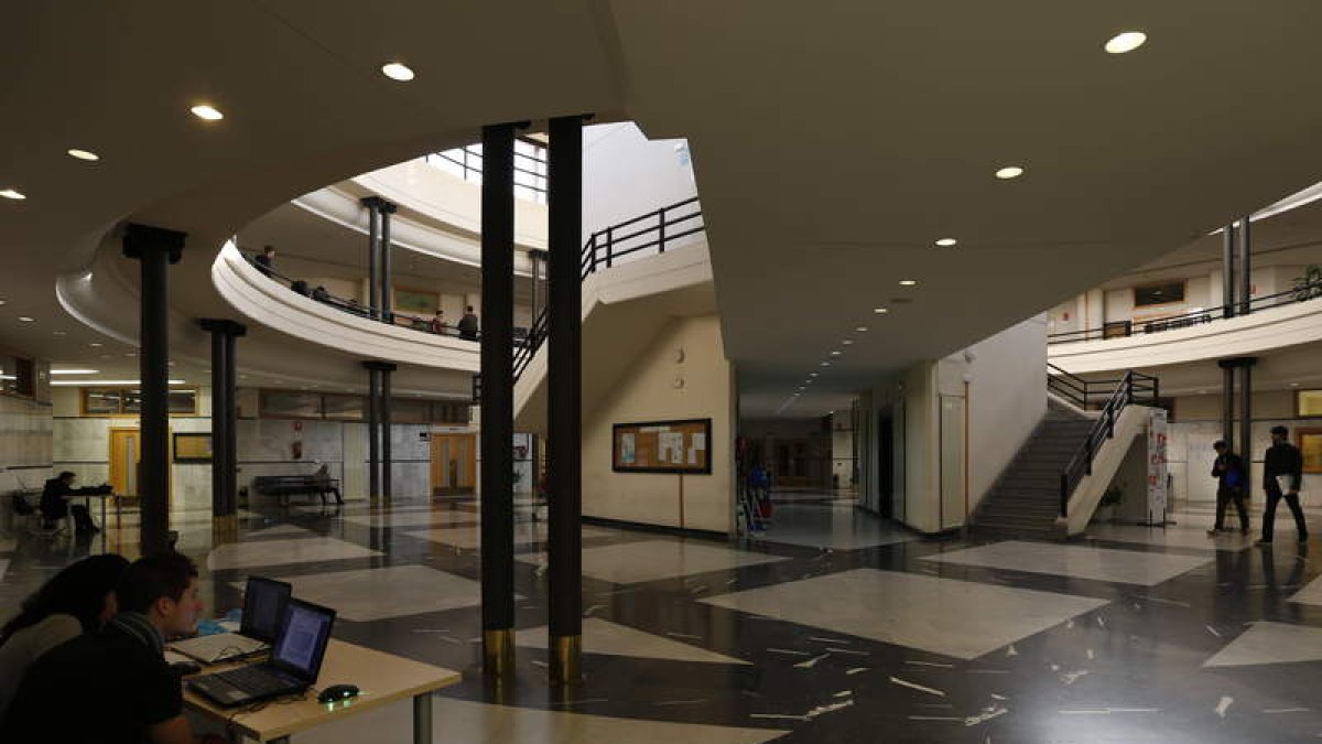 Vestíbulo de la Escuela de Ingenierías, Informática y Aeroespacial. JESÚS F. SALVADORES