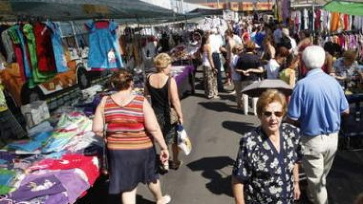 Pasear, mirar o comprar son las opciones que ofrece el rastro.