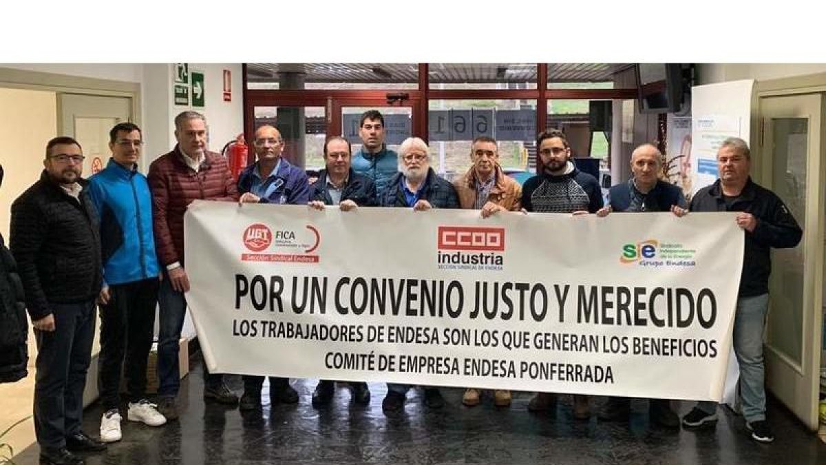 Trabajadores que han iniciado el encierro en Compostilla. DL.