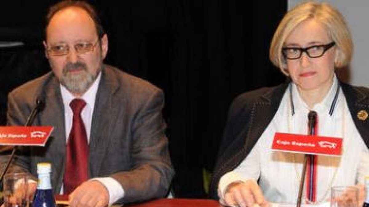 Juan Carlos Ponga Mayo y María Jesús García Armesto, de la Obra Social de la caja.