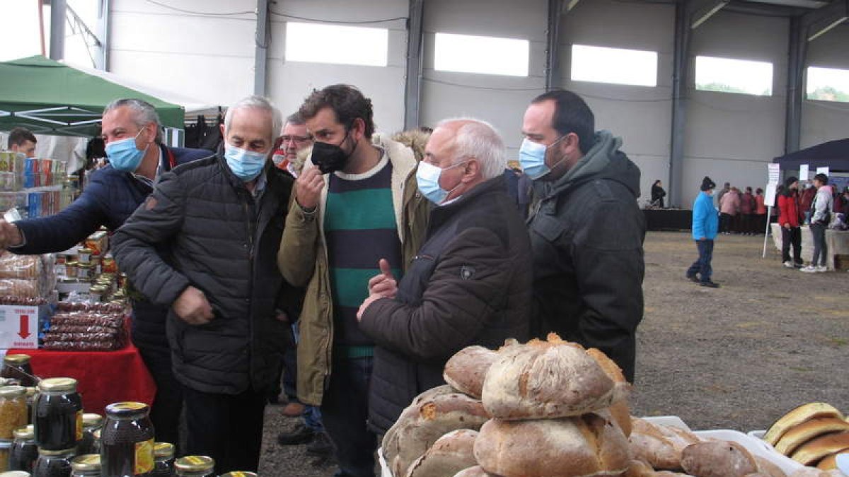Las autoridades visitaron los distintos puestos de la feria multisectorial de Puente Almuhey. CAMPOS
