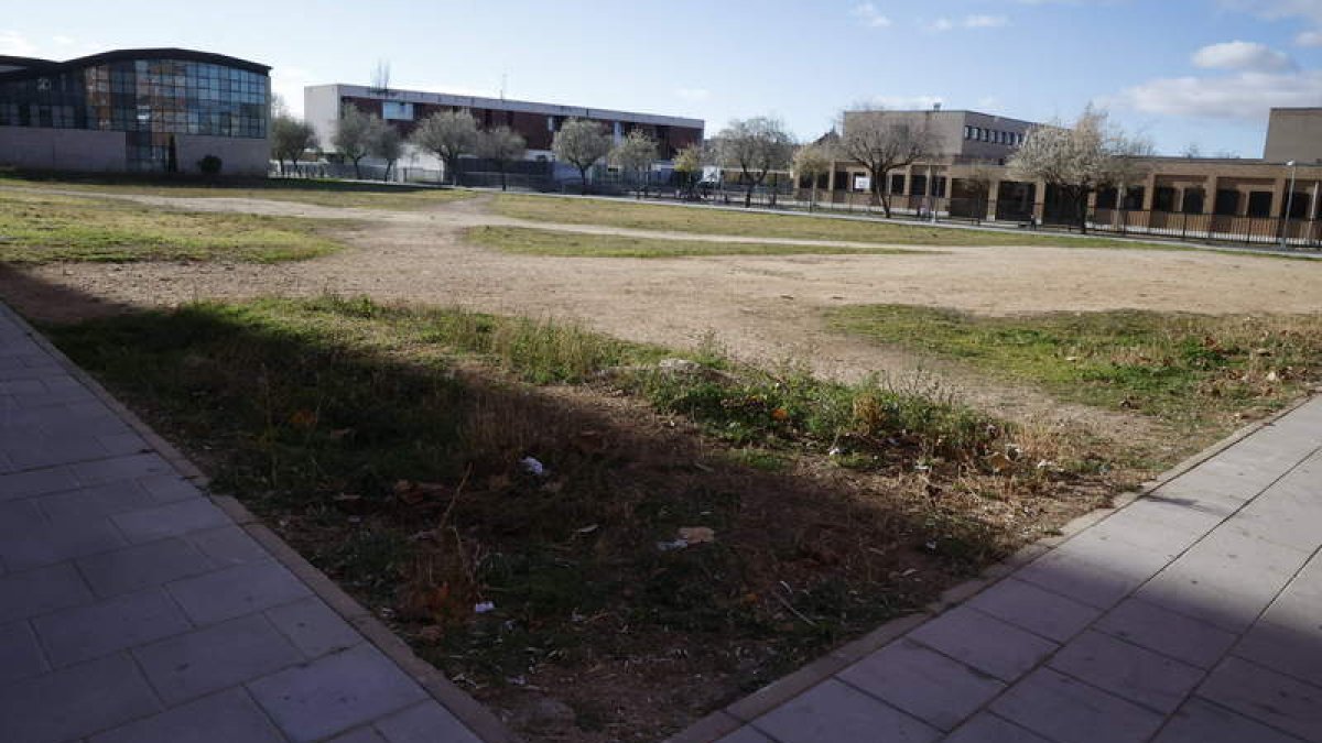 La parcela para el polideportivo de Eras está entre el colegio, el instituto y el Centro del Fuego. RAMIRO