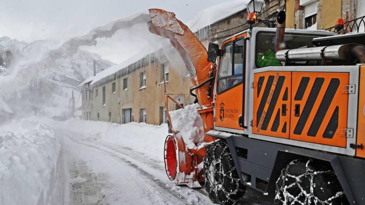 La nieve continúa afectando a la circulación en las carreteras leonesas