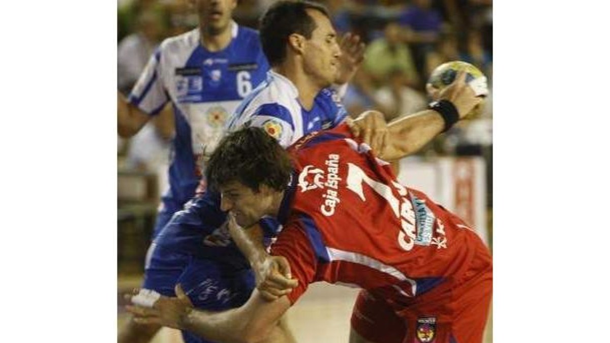 Carou disputandose el balón en el partido de ayer.