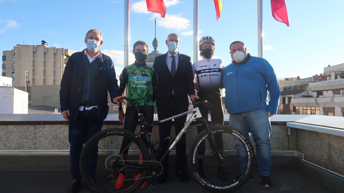 El alcalde de León, José Antonio Diez, y el concejal de Deportes, Vicente Canuria, junto a Paco Mancebo y Manolo ‘Triki’ Beltrán, acompañados por el presidente del Club Maragatos Bike, Óscar Martínez. CÉSAR