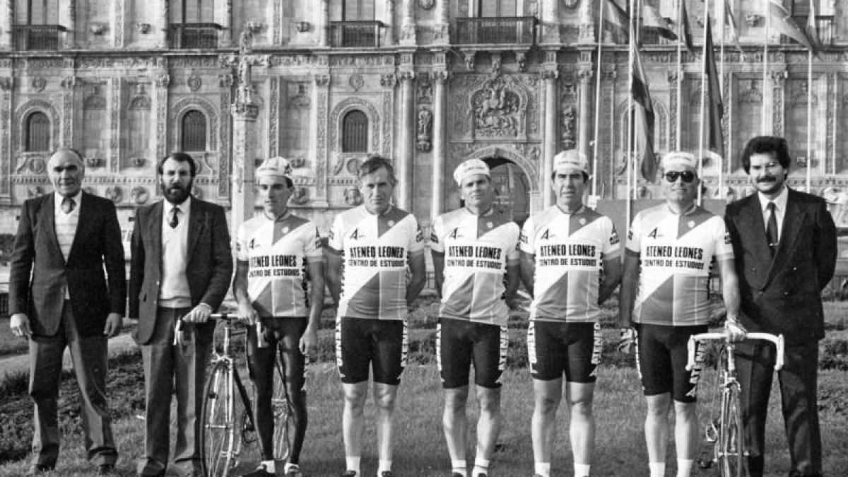 Máximo Barrientos, primero por la derecha, impulsó el ciclismo. DL