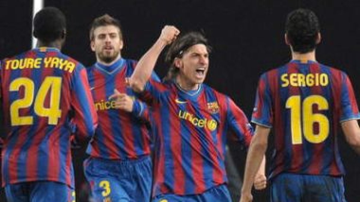 Ibrahimovic, con el brazo en alto, celebra con sus compañeros el gol del empate en Sttutgart.