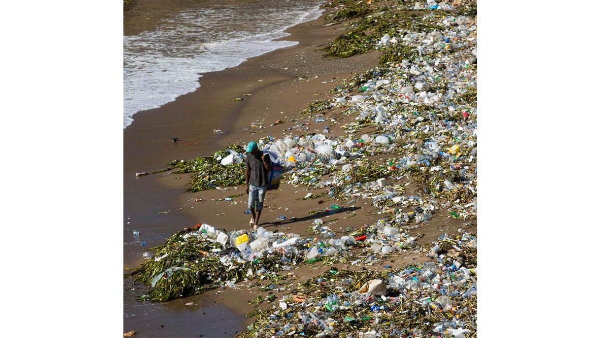 Fuerte San Gil (Santo Domingo) cubierta de basura. ORLANDO BARRÍA