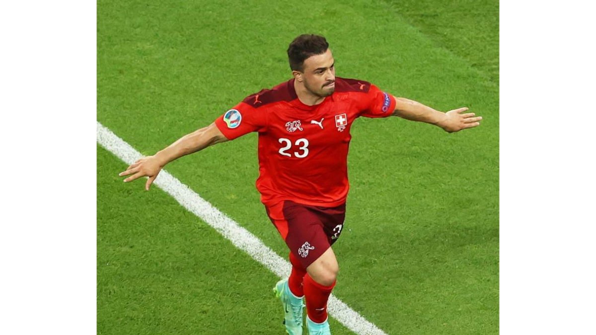 El suizo Xherdan Shaqiri celebra uno de sus dos goles. NAOMI BAKER