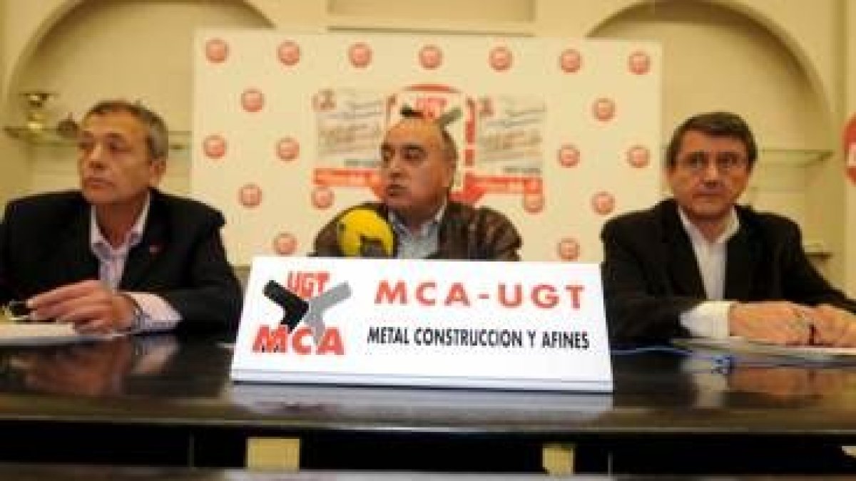 Regino Sánchez, José Manuel Suárez y Manuel Luna, ayer, en la rueda de prensa