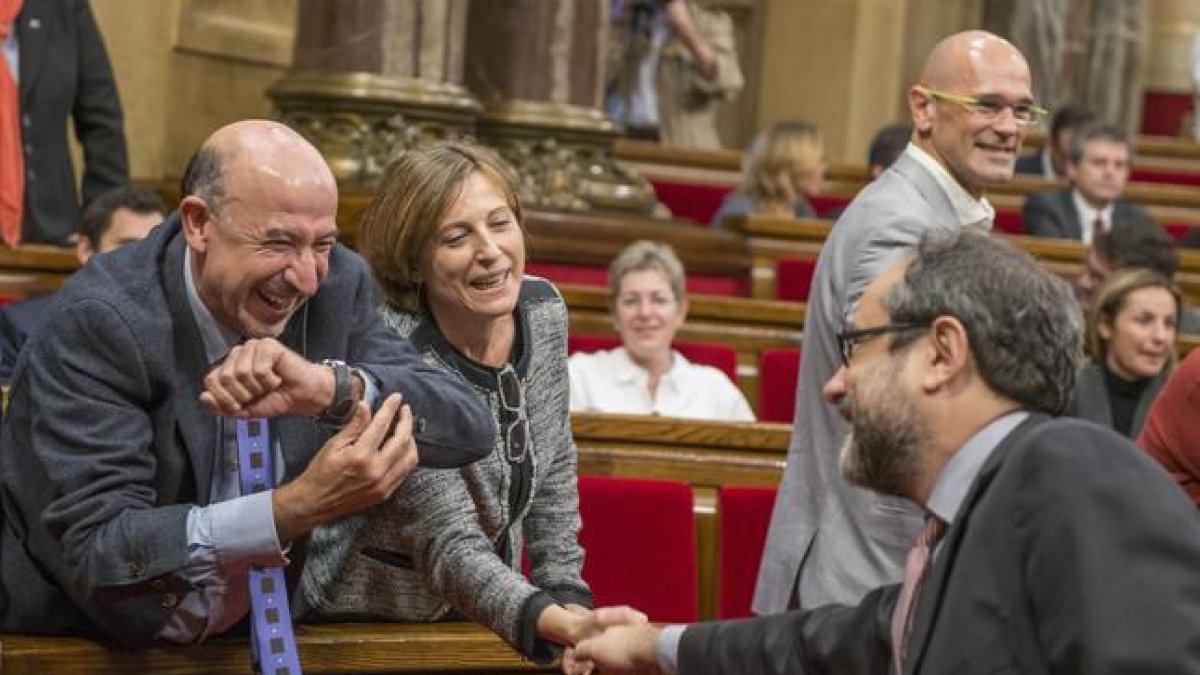 Antonio Baños estrecha la mano a Carme Forcadell, en el pleno de constitución del Parlament, ayer.