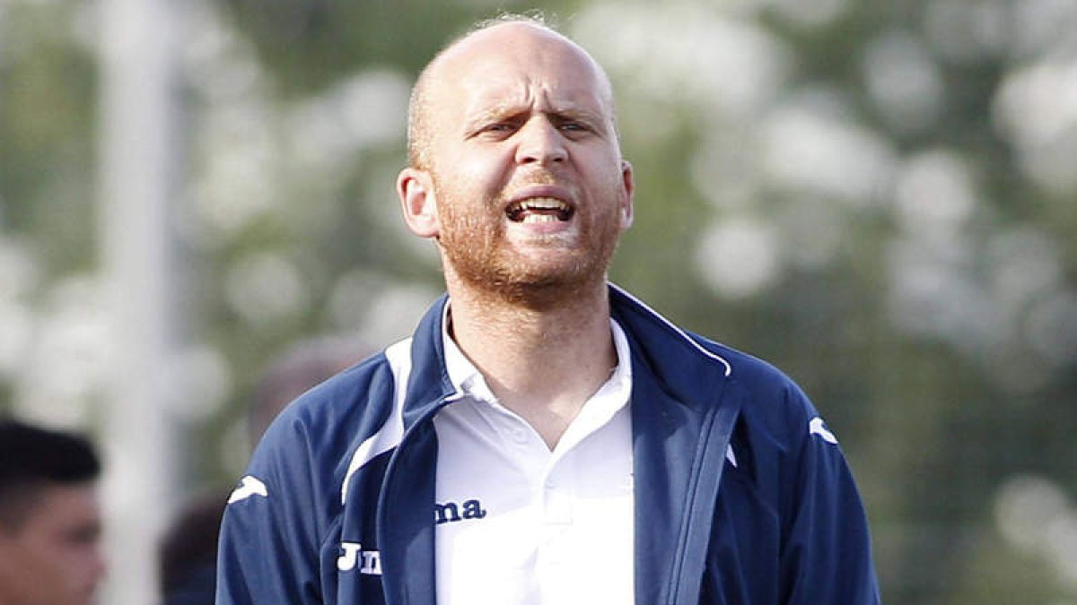 Adrián Benavides, entrenador de la Peña.
