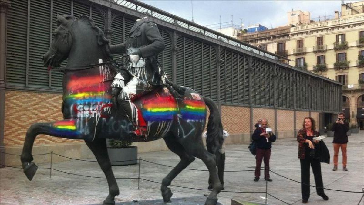 Una mujer lanza huevos a la estatua de Franco en el Born.