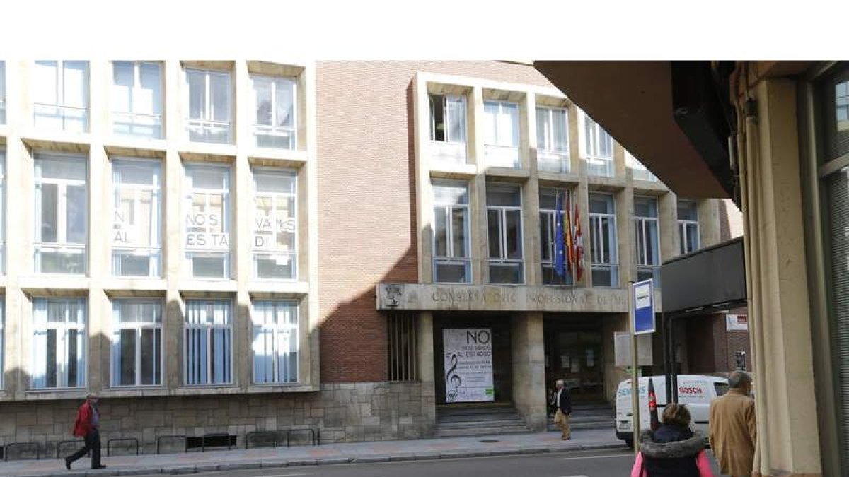 Vista exterior del conservatorio en la calle Santa Nonia, su sede desde hace más de sesenta años. RAMIRO