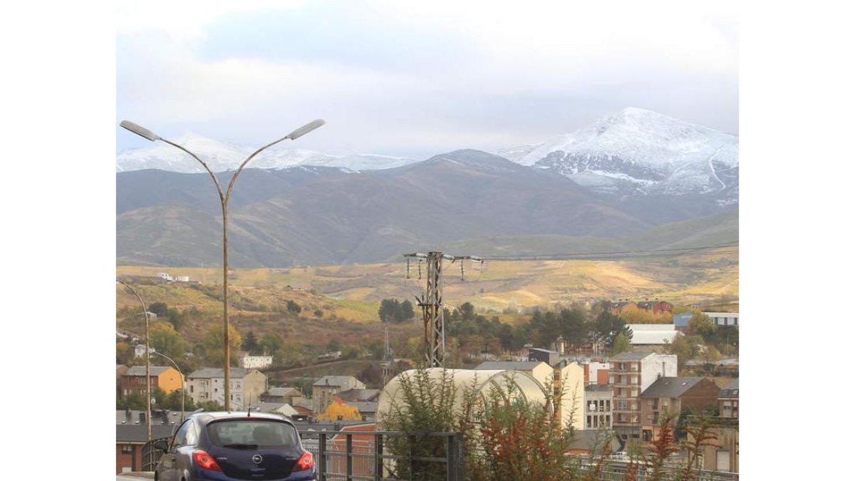 El Morredero y los Montes Aquilianos, al sur de Ponferrada, vistos desde Puente Boeza.