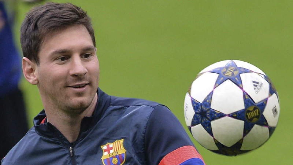 Messi juega con un balón en el entrenamiento del Barça en el estadio Allianz Arena de Múnich.
