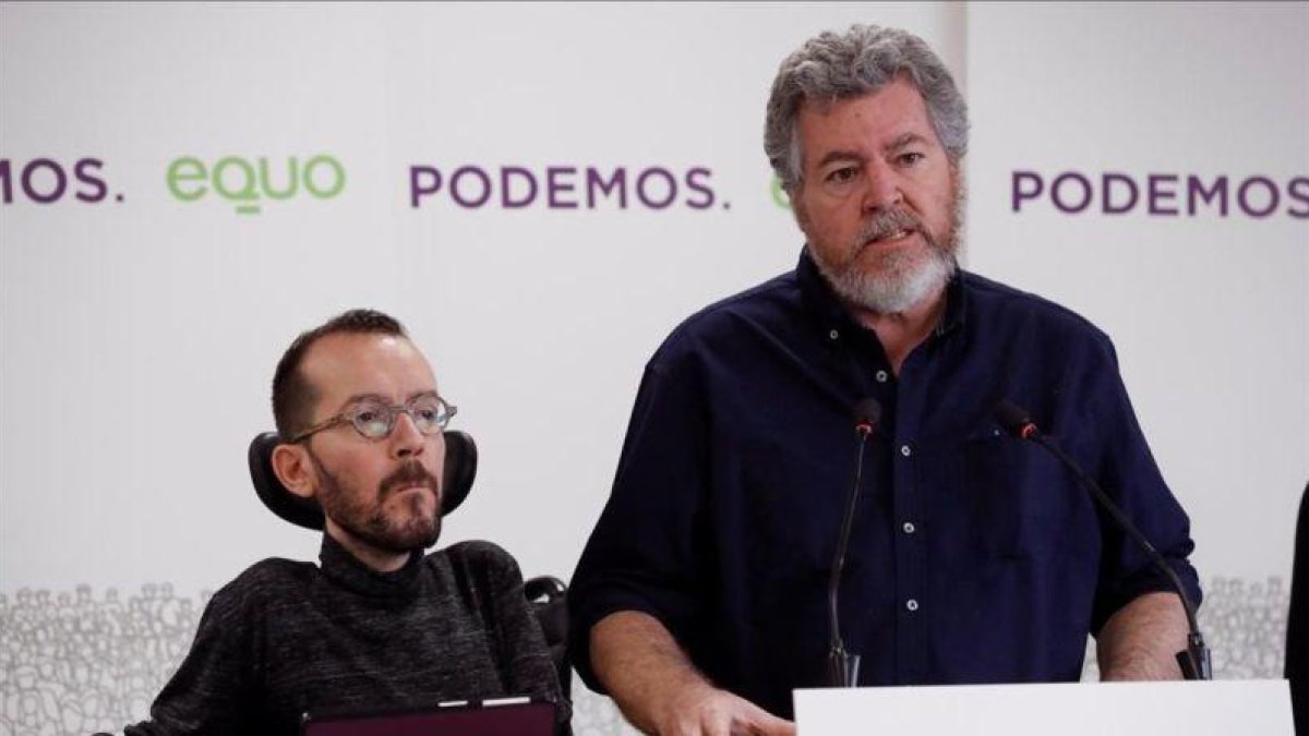 El secretario de Organización de Podemos, Pablo Echenique, y el candidato de Equo a las elecciones generales, Juantxo López Uralde.