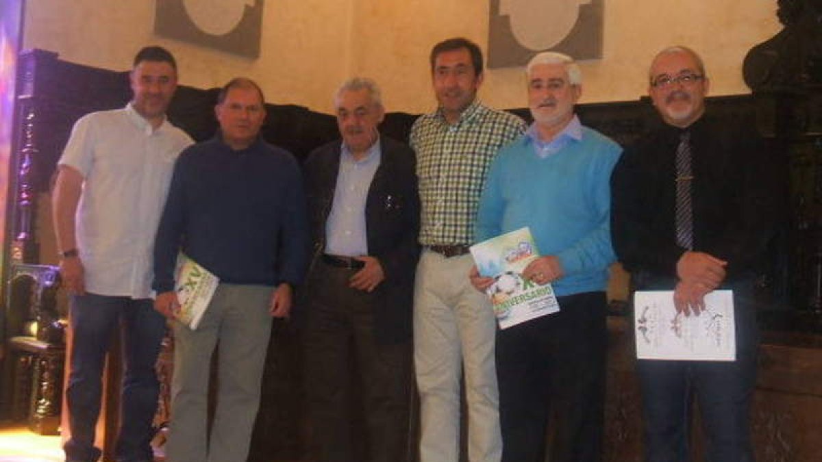 Directivos del CD Astorga y concejal en la presentación del aniversario.