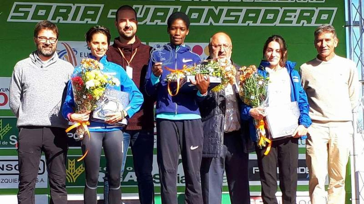 Nuria Lugueros, a la izquierda, en el podio de la categoría absoluta junto a Aprot y Pérez. G. LUNA