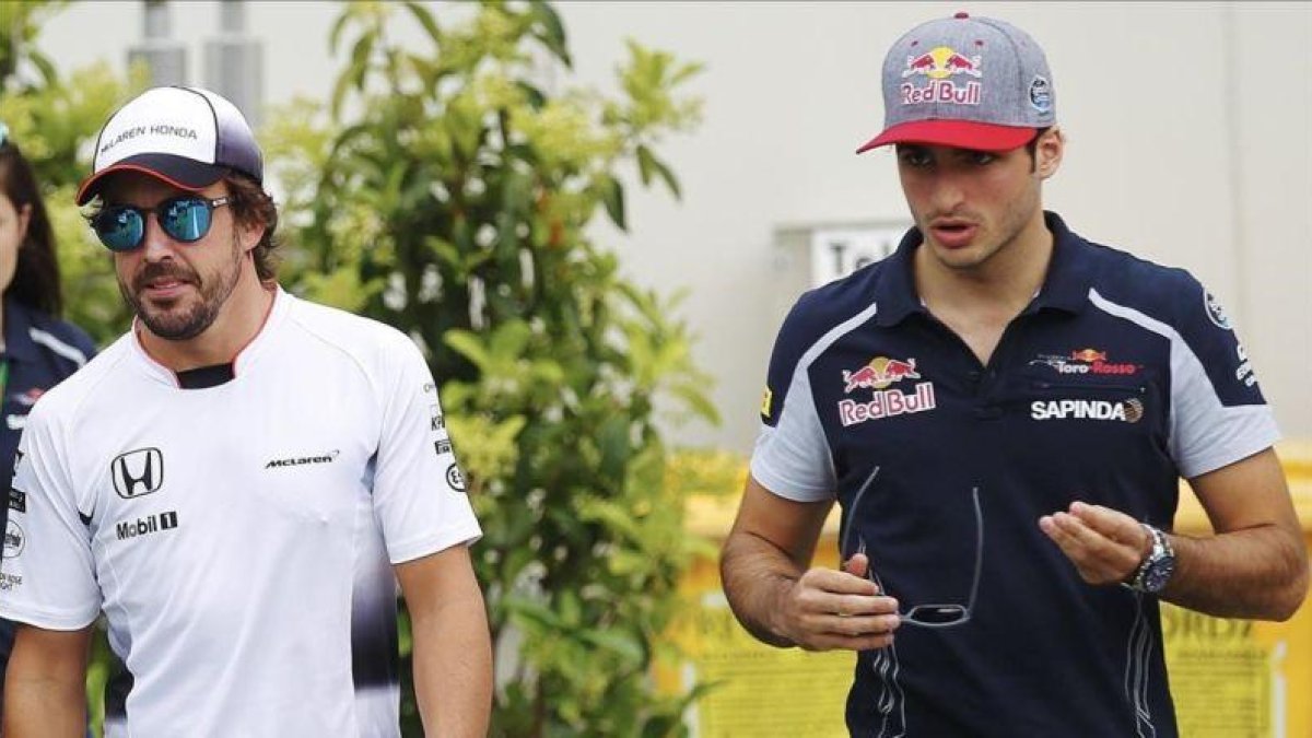 Fernando Alonso y Carlos Sainz, durante el gran premio de Montmeló.