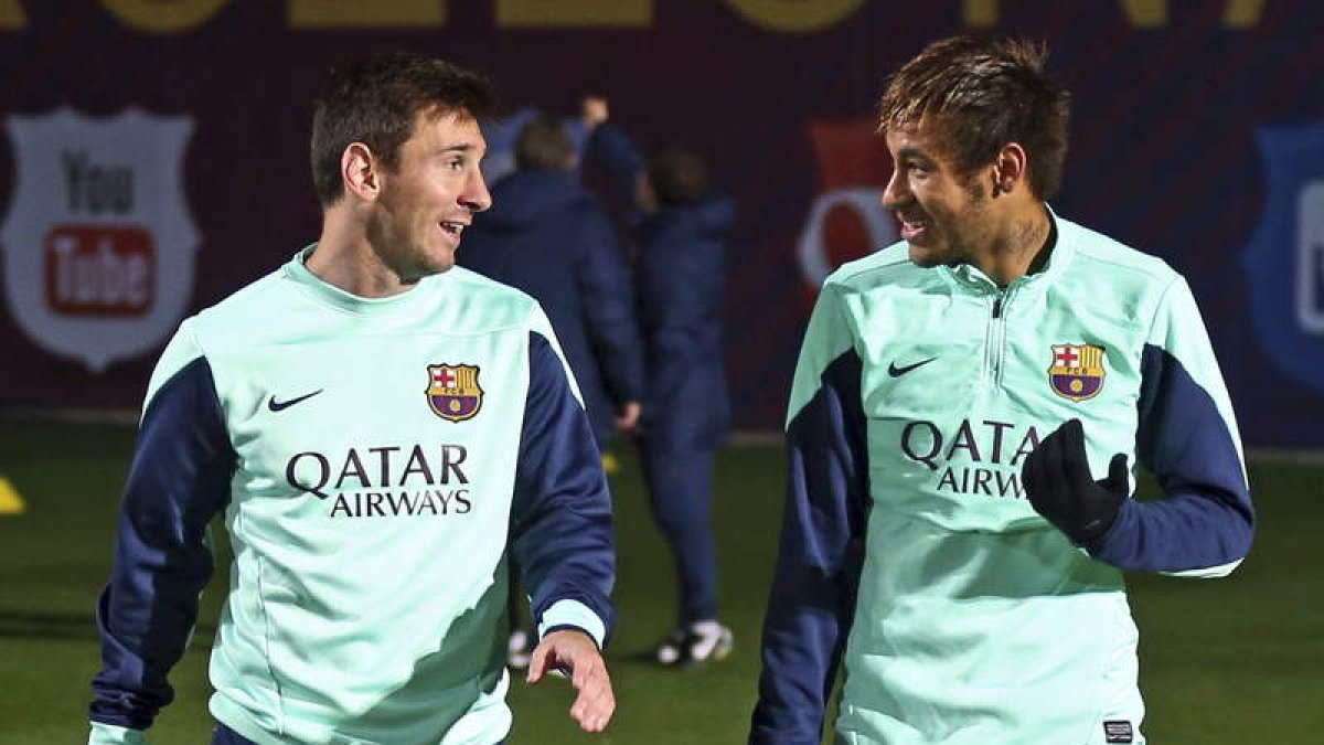 Messi conversa con Neymar en el entrenamiento de la tarde.