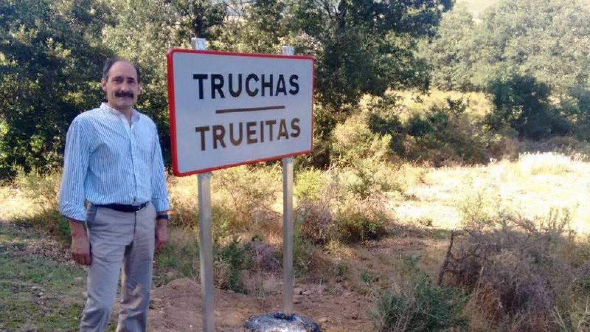 El alcalde con el cartel bilingüe en Truchas