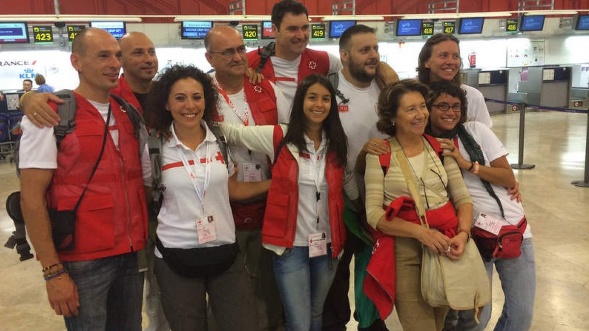 Manuela Cabero Morán, segunda por la derecha, con el equipo de Cruz Roja desplazado a Sierra Leona por el ébola.