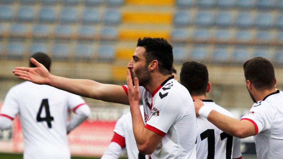 Los goles de Benja dieron el triunfo a la Cultural frente a un incómodo Guijuelo. SECUNDINO PÉREZ