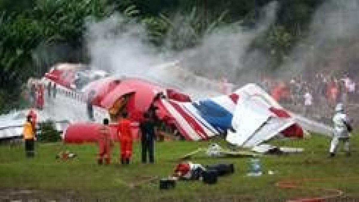Minutos después del accidente, los equipos de emergencia llegaron al tren de aterrizaje