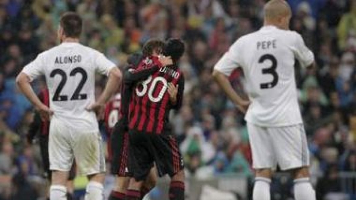 El Milan celebra uno de sus tantos en el Bernabéu ante la desolación de los madridistas .