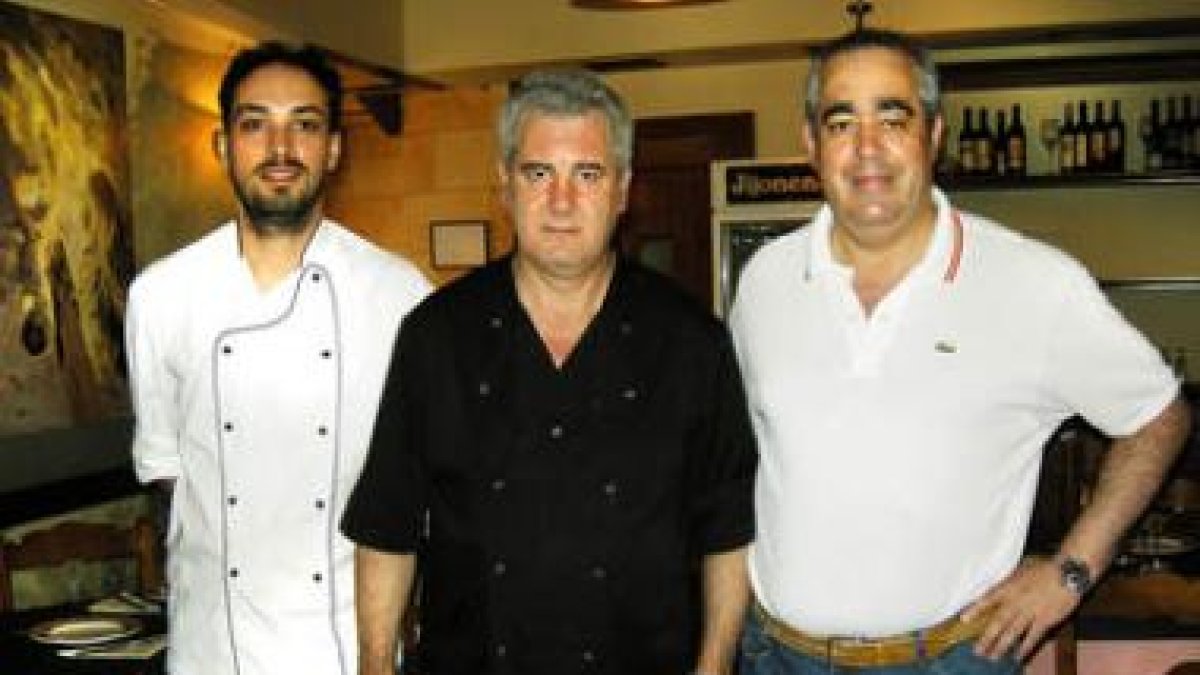 Antonio y su equipo en el comedor de La Esponja, en el Cid.