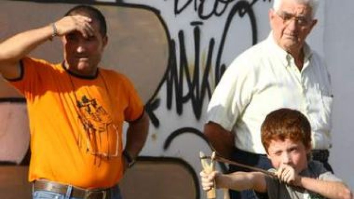 Un niño participante del concurso de furonda en la localidad de Camponaraya.