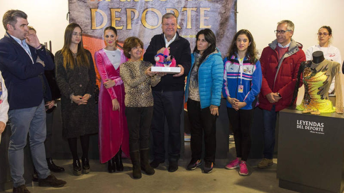 Bernardo, Carolina, Ana Menéndez, Silván, Ruth, Sara y López Benito en la recepción. F. OTERO PERANDONES