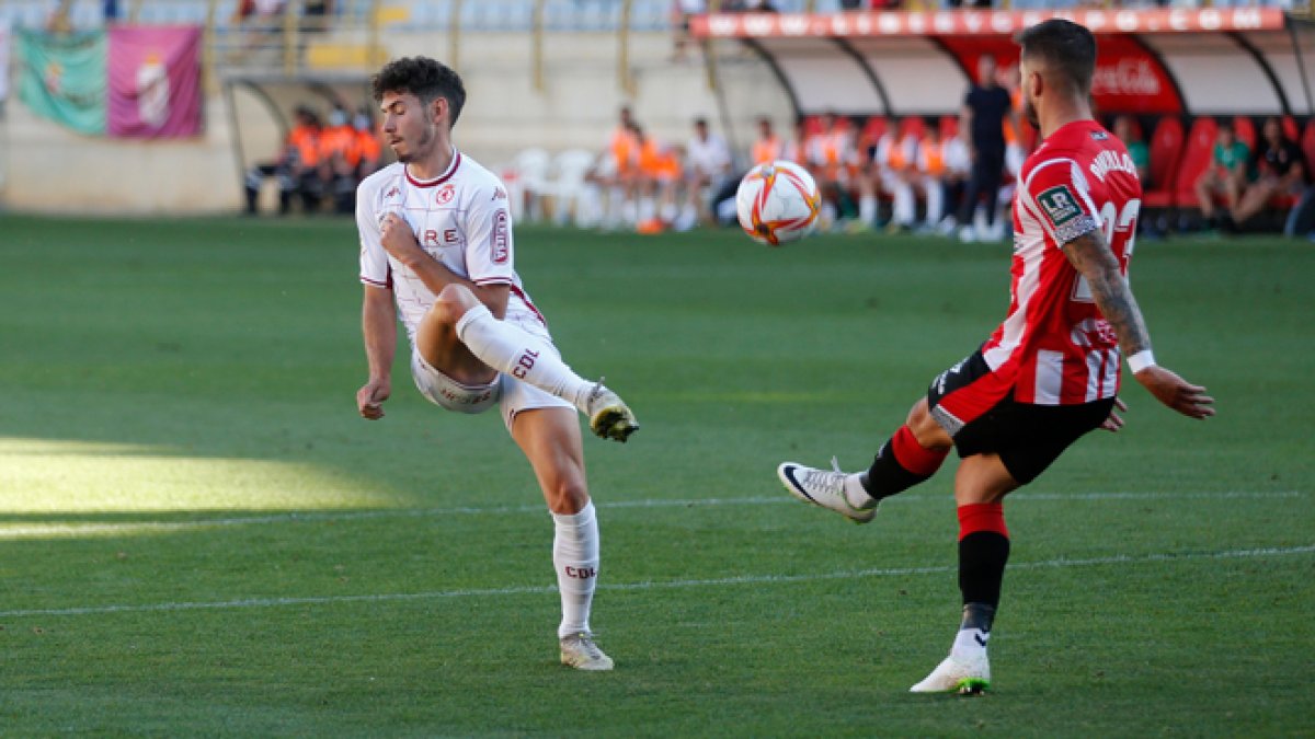 Aarón Piñán, durante el último partido ante el UD Logroñés en el Reino de León. FERNANDO OTERO