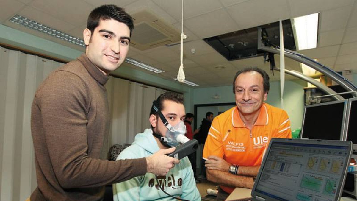 David Suárez Iglesias y Gerardo Villa hacen una prueba de capacidad pulmonar con un voluntario.